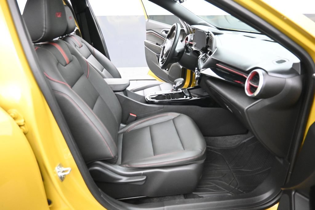 Used 2024 Chevrolet Trax RS w/ Sunroof Package FWD image 14