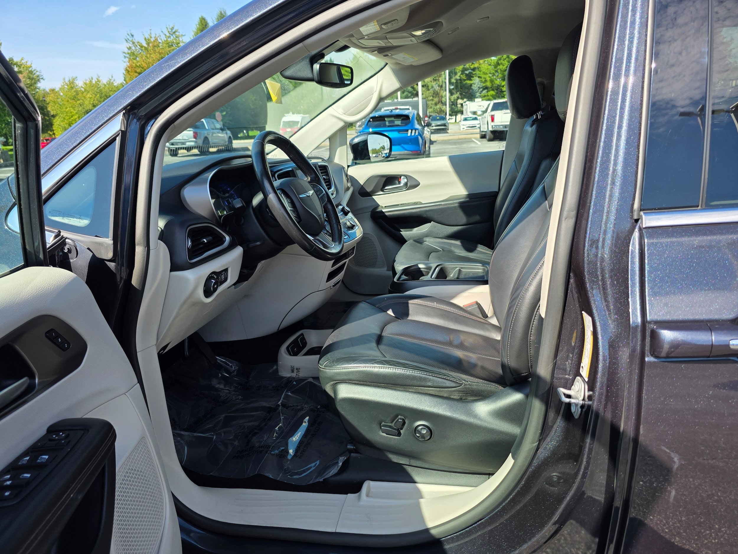 Used 2020 Chrysler Pacifica Touring-L FWD image 20