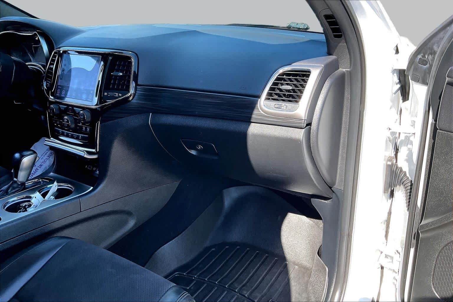 Used 2020 Jeep Grand Cherokee Altitude AWD/4WD image 17
