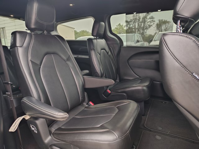 Used 2025 Chrysler Pacifica Select FWD image 15