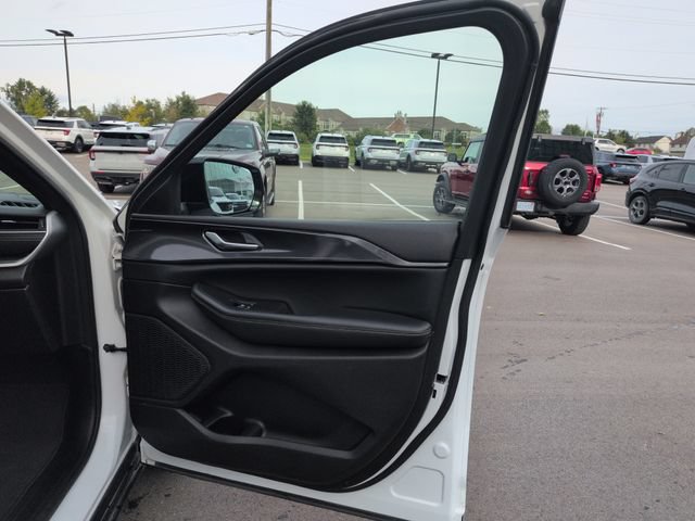Used 2023 Jeep Grand Cherokee Altitude AWD/4WD image 14