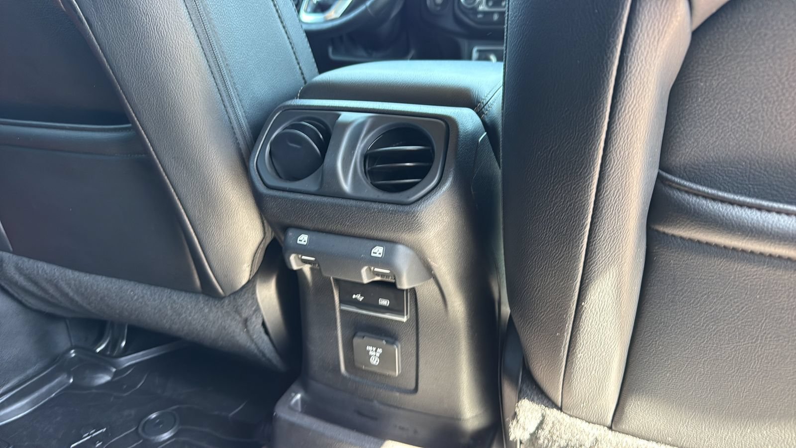 Used 2018 Jeep Wrangler Unlimited Sahara AWD/4WD image 27