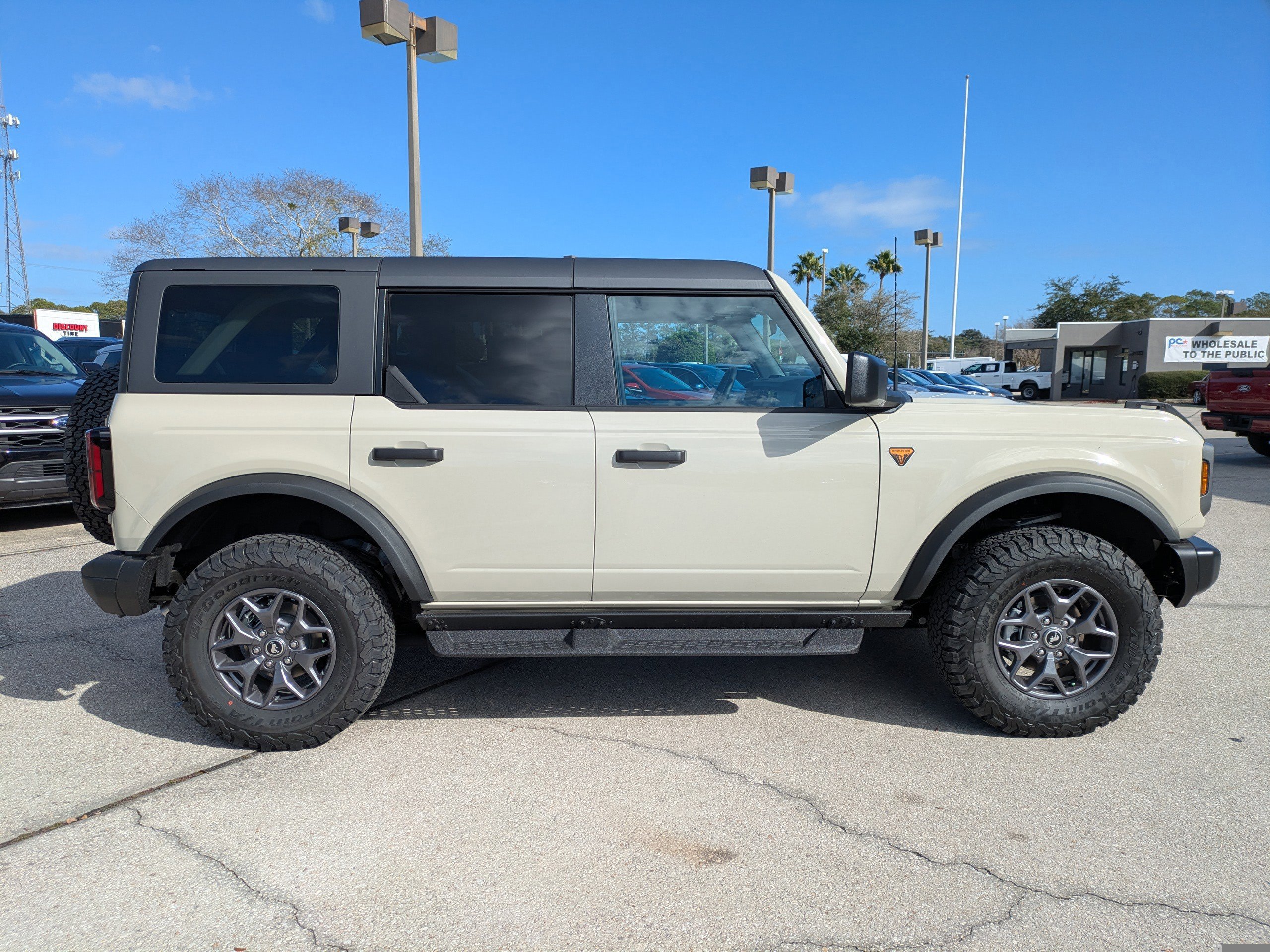 Certified 2025 Ford Bronco Badlands image 6