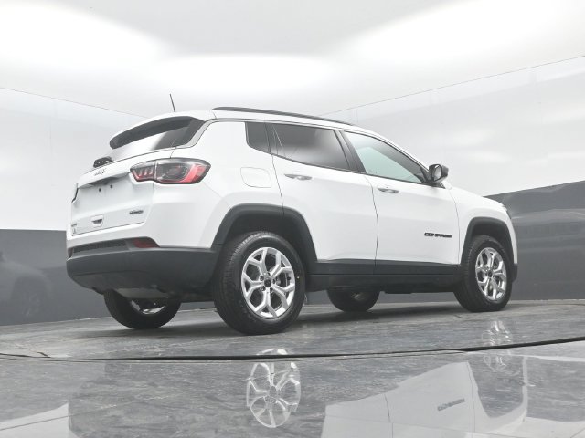 Used 2025 Jeep Compass Latitude w/ Sun & Sound Group AWD/4WD image 25