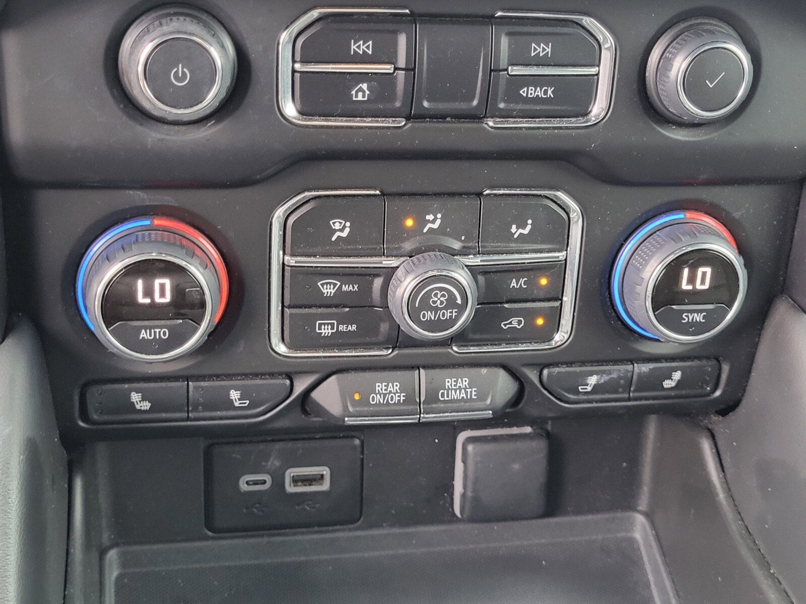 Used 2023 Chevrolet Suburban Z71 w/ Luxury Package image 23