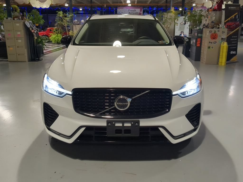 Used 2025 Volvo XC60 B5 Plus AWD/4WD image 3