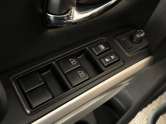 Used 2021 Nissan Titan SV w/ SV Convenience Package image 17