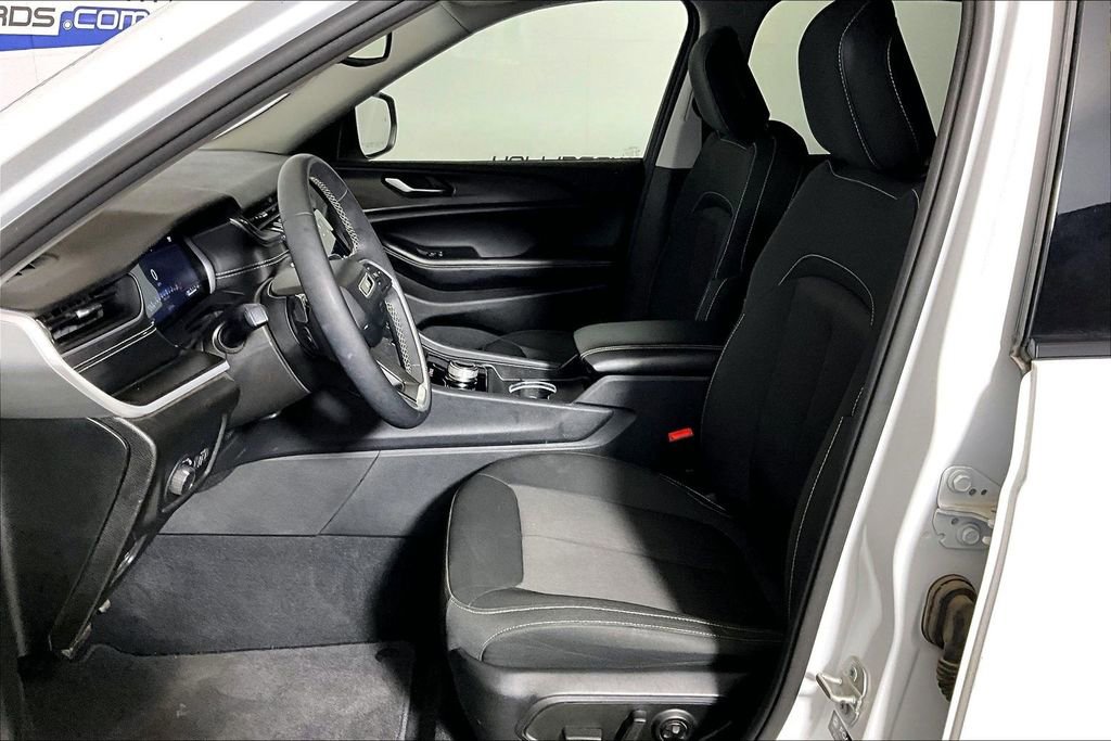 Used 2023 Jeep Grand Cherokee Laredo X image 20