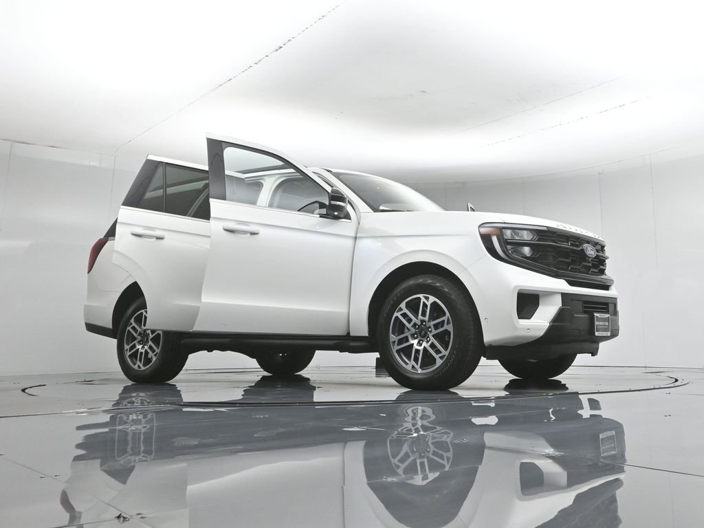 Certified 2025 Ford Expedition Active AWD/4WD image 4