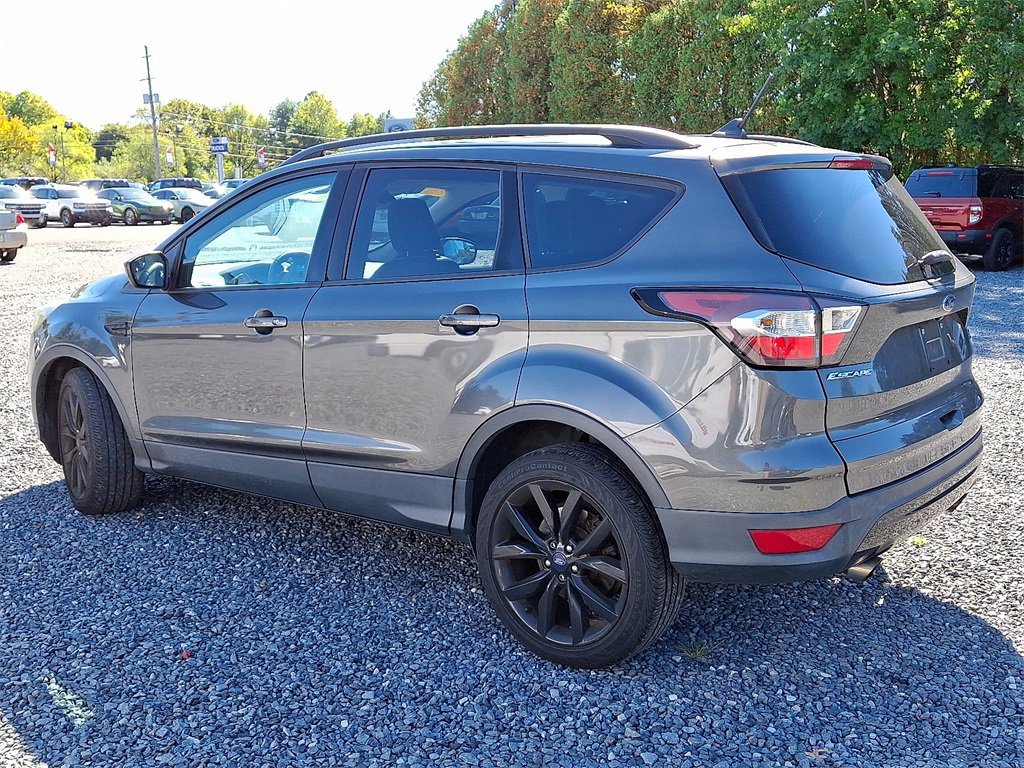 Certified 2018 Ford Escape SE w/ SE Sport Appearance Package image 3