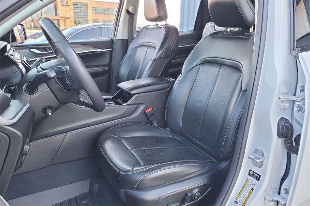 Used 2023 Jeep Grand Cherokee L Limited w/ Luxury Tech Group II image 11