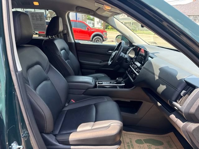 Used 2025 Nissan Pathfinder SL AWD/4WD image 31