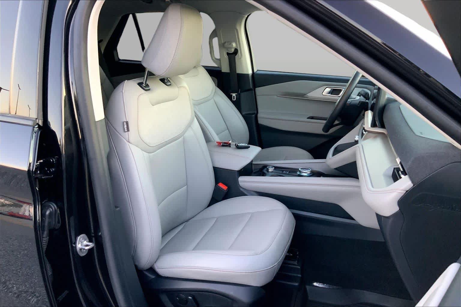 Certified 2025 Ford Explorer Active w/ Active Comfort Package RWD image 9