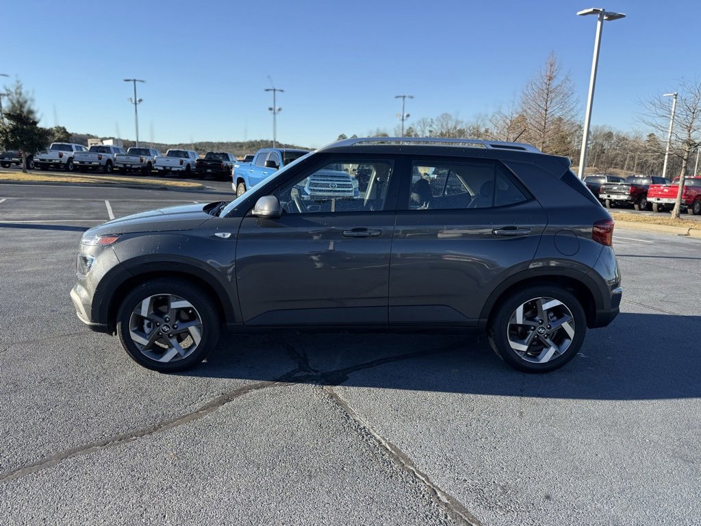 Used 2025 Hyundai Venue SEL image 2