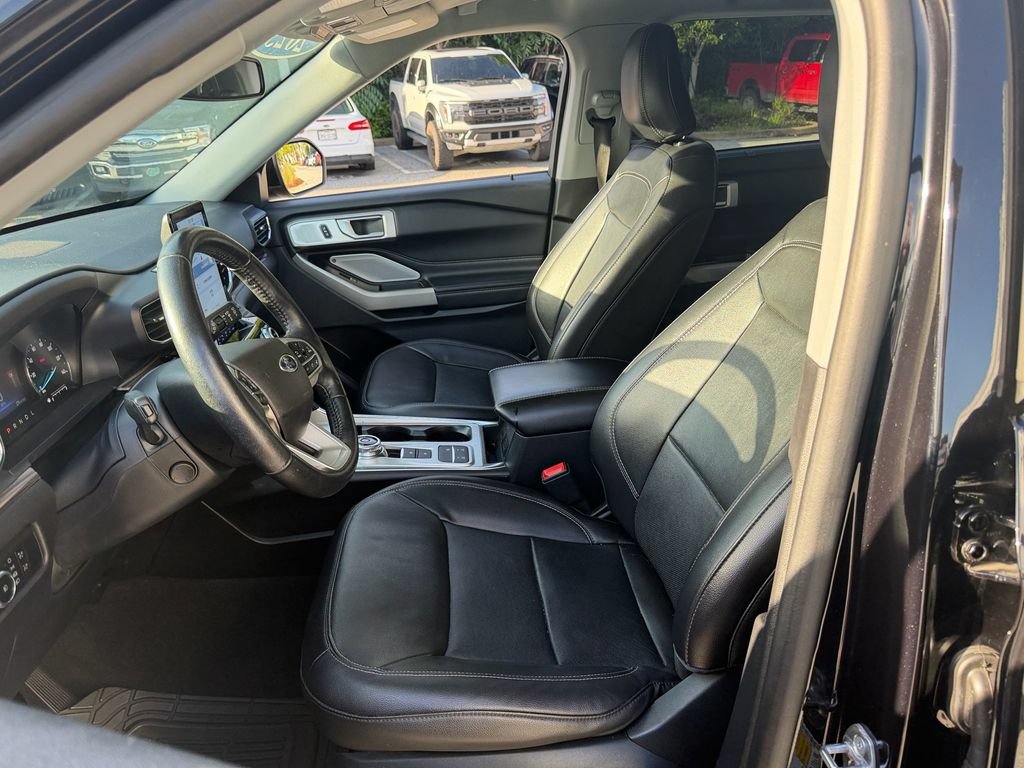 Certified 2023 Ford Explorer Limited w/ Limited Technology Package RWD image 9