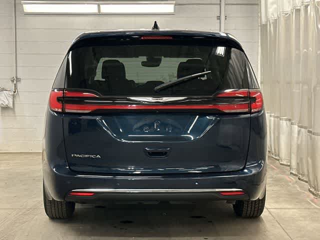 Used 2023 Chrysler Pacifica Touring-L FWD image 4