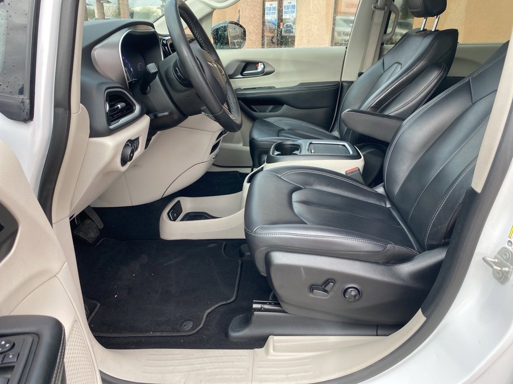 Used 2024 Chrysler Pacifica Touring-L image 27