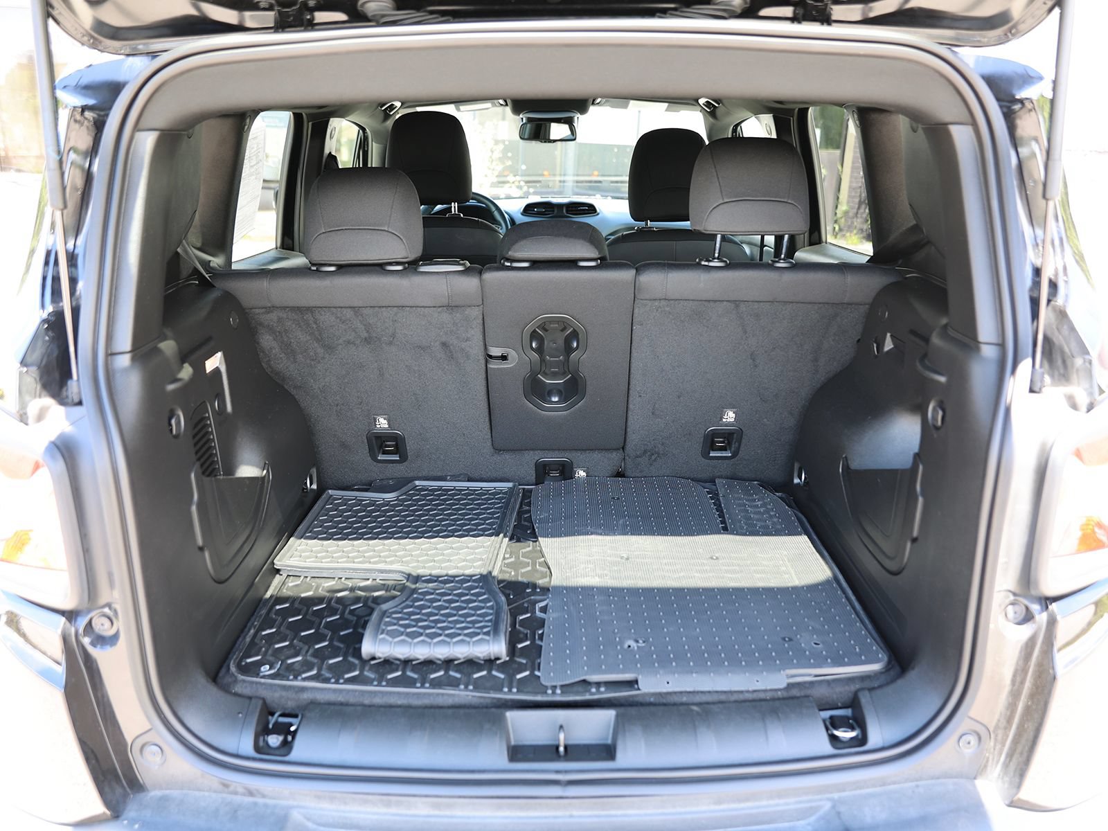Used 2022 Jeep Renegade Altitude w/ Convenience Group AWD/4WD image 12