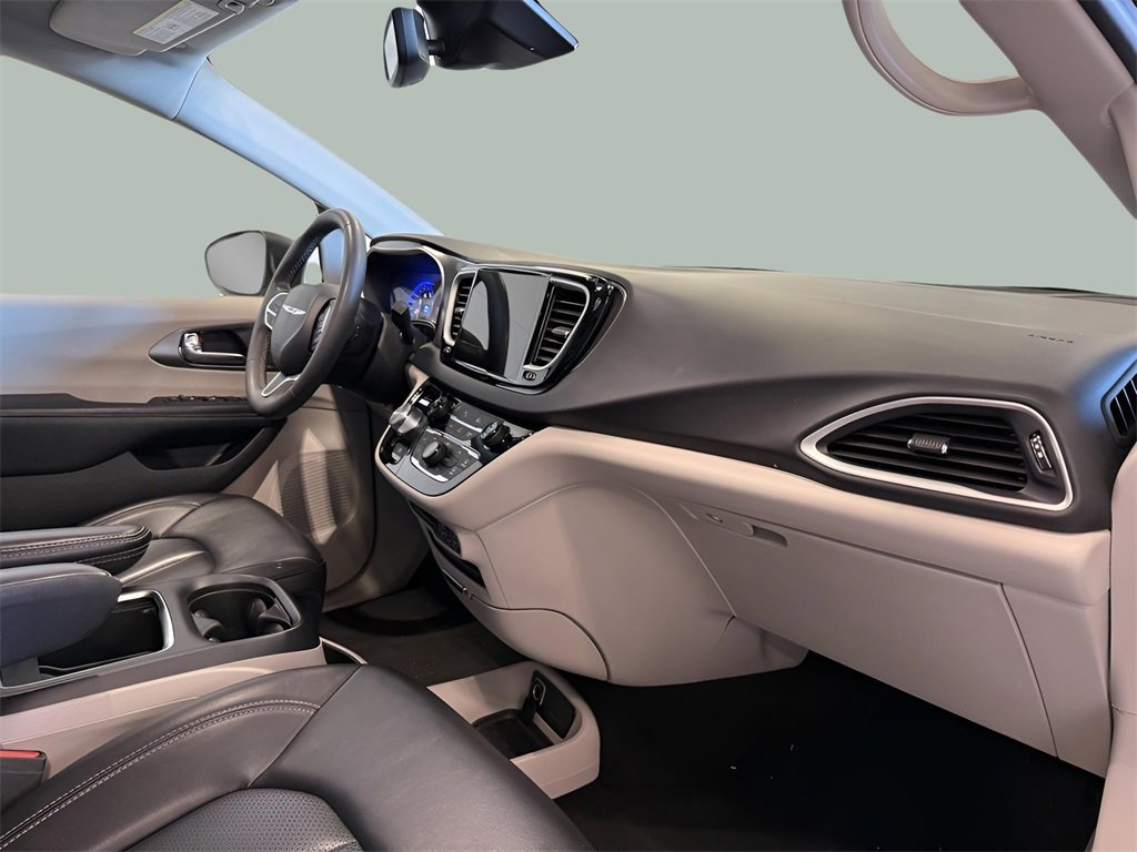 Used 2023 Chrysler Pacifica Touring-L image 13