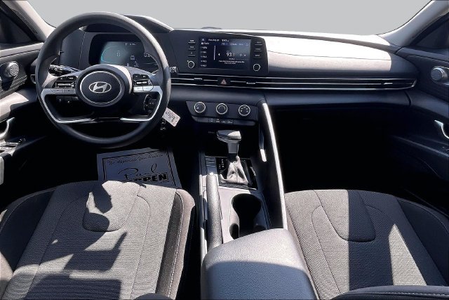 Used 2024 Hyundai Elantra SE FWD image 18