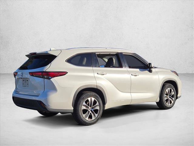 Used 2021 Toyota Highlander XLE FWD image 4