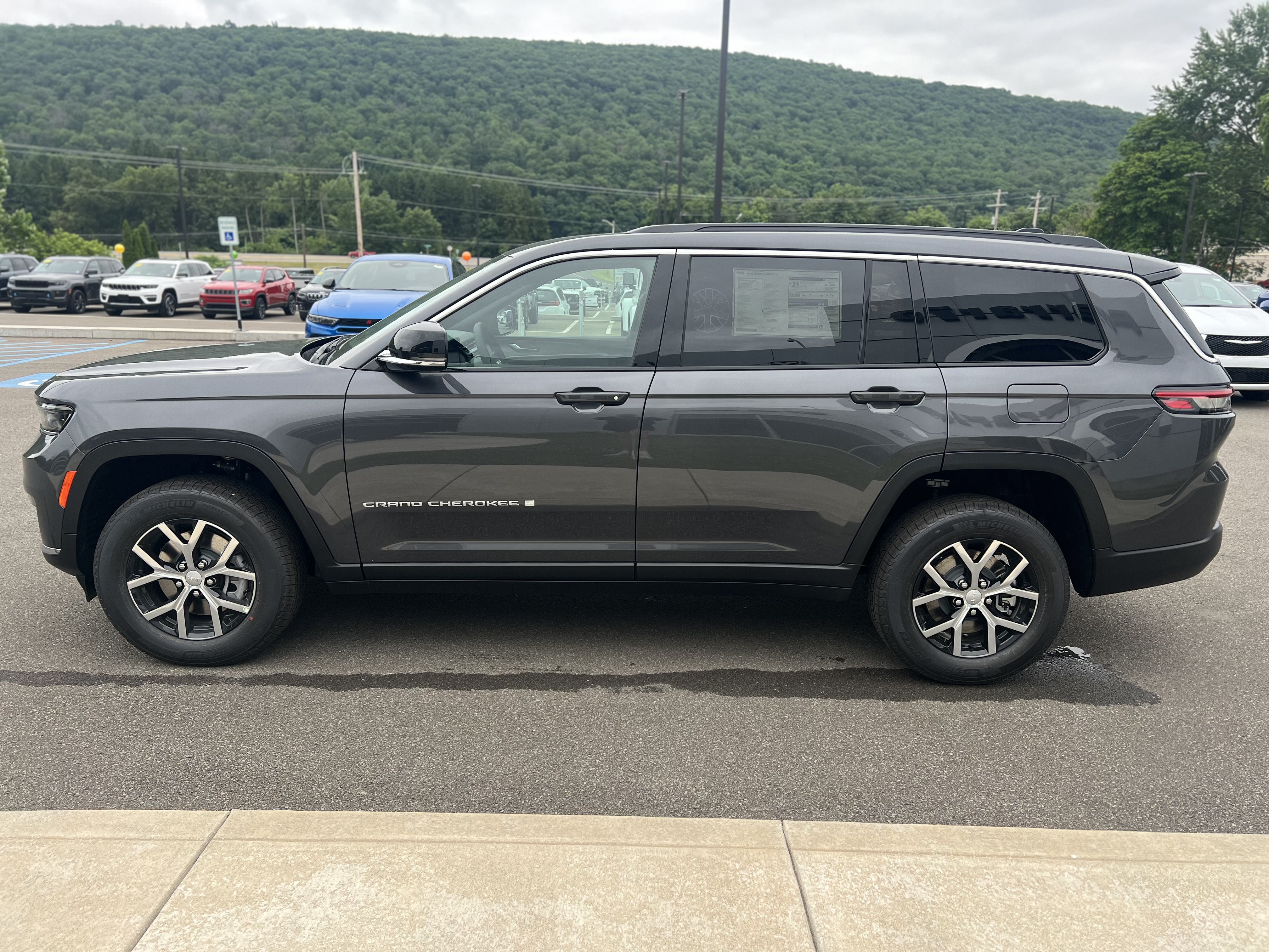 Used 2024 Jeep Grand Cherokee L Limited AWD/4WD image 6