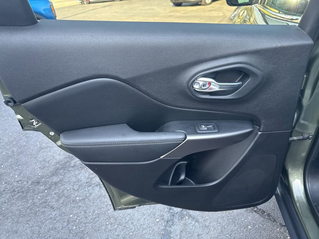 Used 2021 Jeep Cherokee Latitude Lux FWD image 28