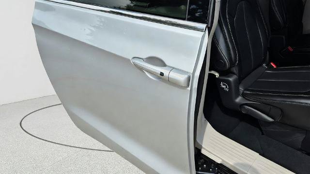 Used 2024 Chrysler Pacifica Touring-L FWD image 31