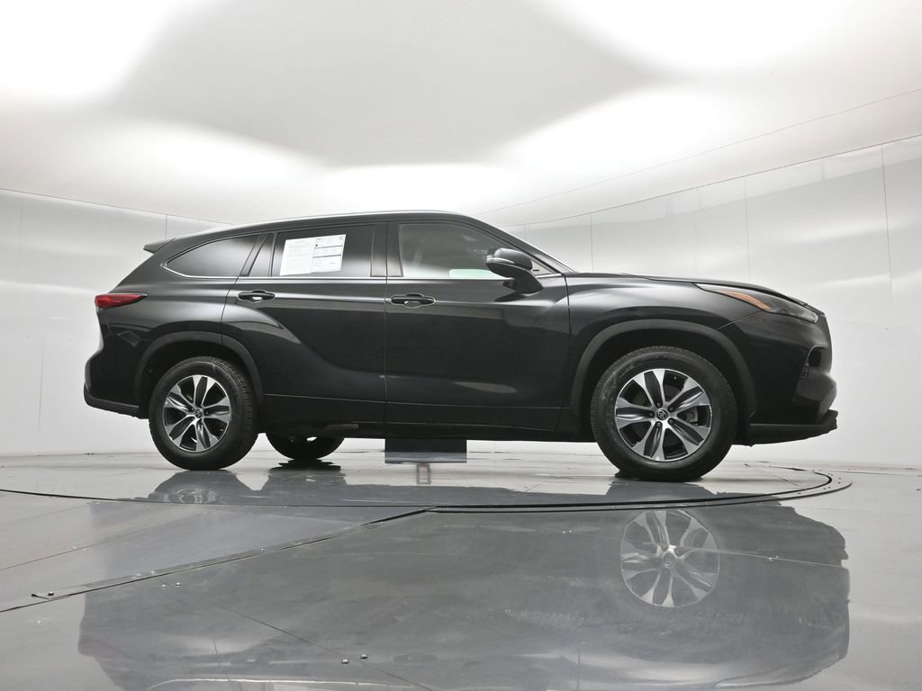 Used 2022 Toyota Highlander XLE FWD image 4