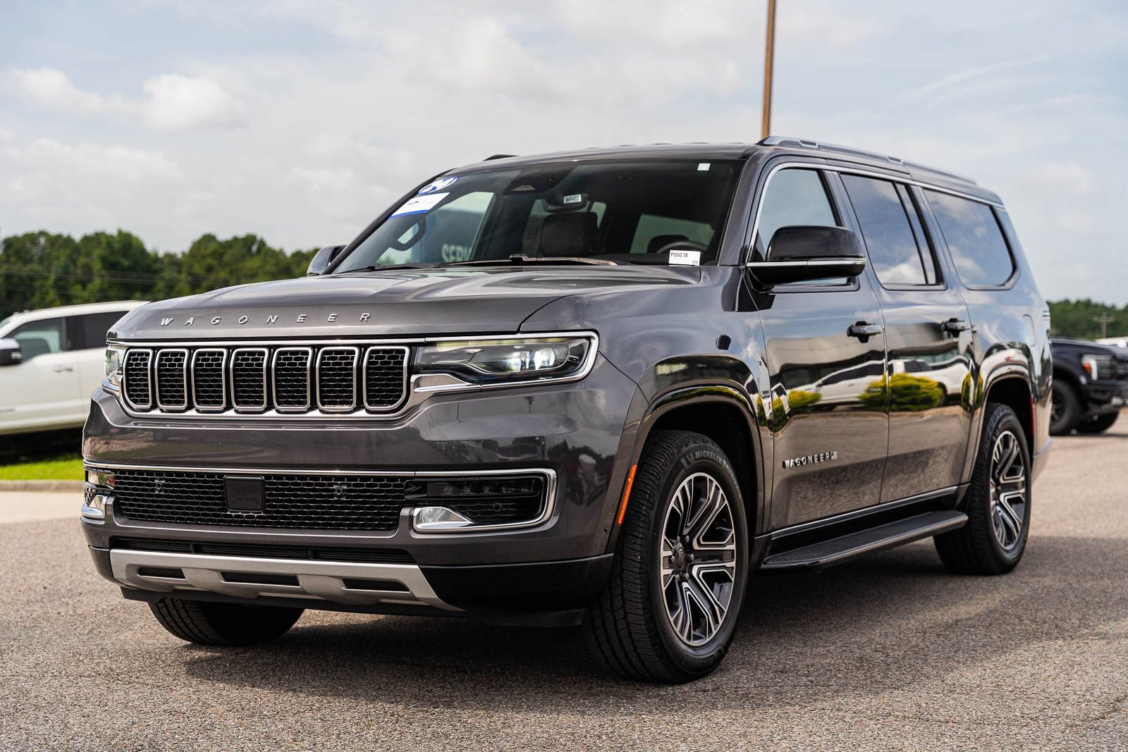 Used 2024 Jeep Wagoneer L Series II w/ Flexible Seating Group AWD/4WD image 3