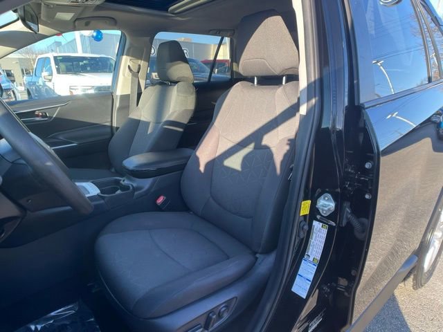 Used 2021 Toyota RAV4 XLE w/ Convenience Package image 16