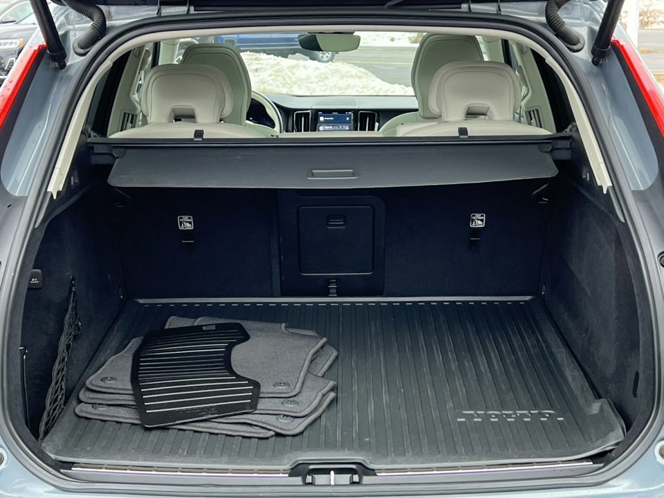Used 2022 Volvo XC60 B5 Inscription image 38