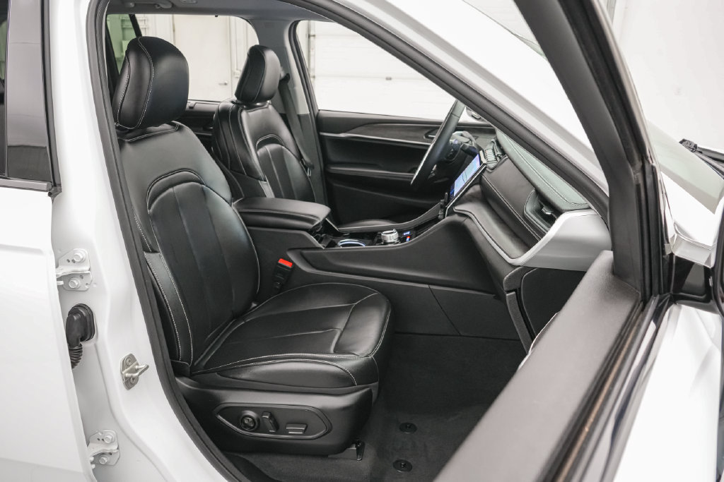 Used 2023 Jeep Grand Cherokee Limited w/ Luxury Tech Group II AWD/4WD image 22