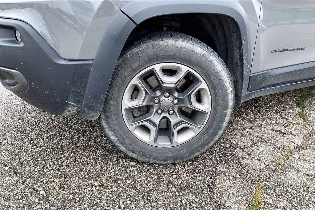 Used 2019 Jeep Cherokee Trailhawk w/ Cold Weather Group AWD/4WD image 4