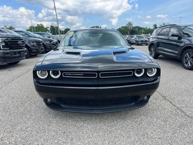Used 2022 Dodge Challenger SXT w/ Driver Convenience Group RWD image 2