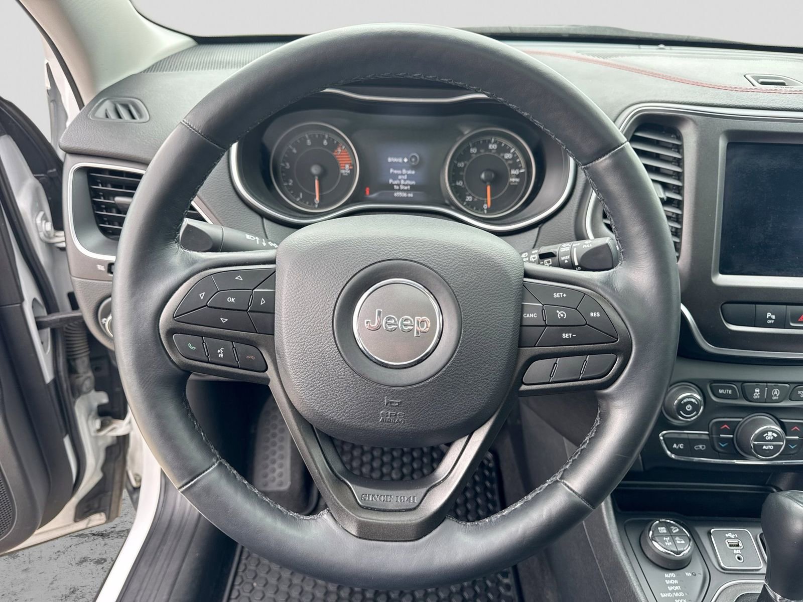 Used 2019 Jeep Cherokee Trailhawk w/ Comfort/Convenience Group AWD/4WD image 27
