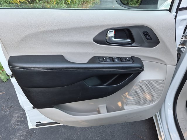 Used 2023 Chrysler Pacifica Touring-L FWD image 12