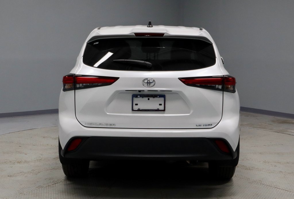 Used 2023 Toyota Highlander LE image 4