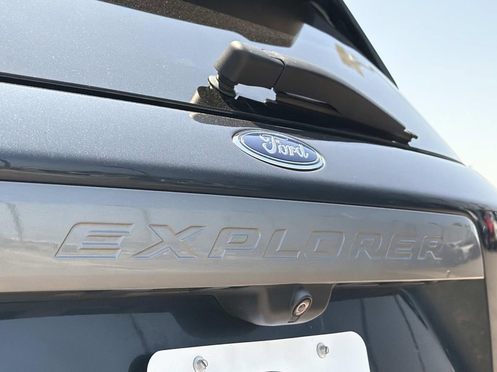 Certified 2023 Ford Explorer XLT w/ Equipment Group 202A RWD image 9