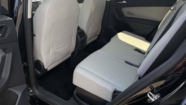Used 2020 Volkswagen Tiguan SE w/ Panoramic Sunroof Package AWD/4WD image 28