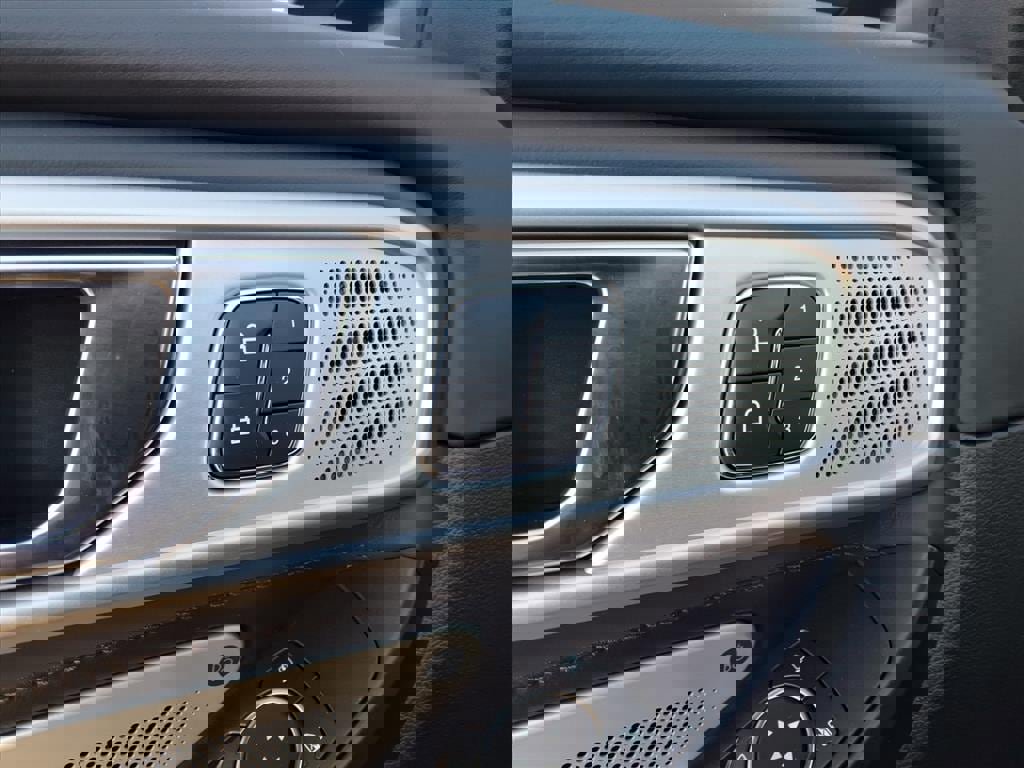 Certified 2020 Ford Explorer Platinum w/ Premium Technology Package image 11