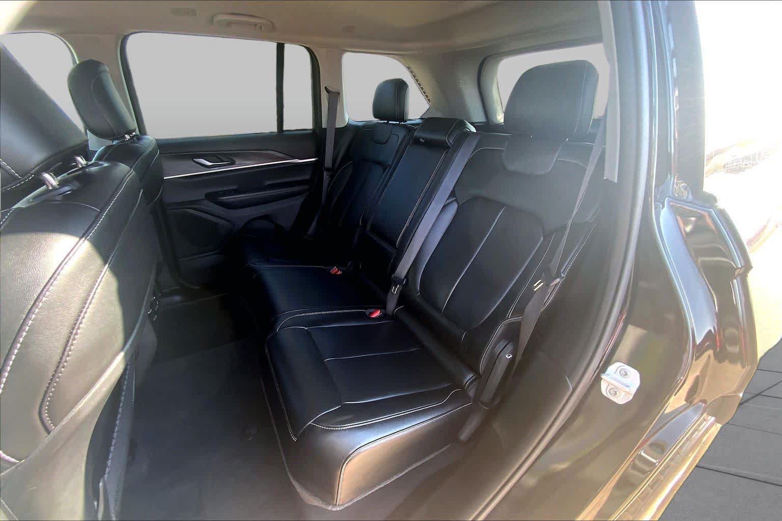 Used 2023 Jeep Grand Cherokee Limited AWD/4WD image 21