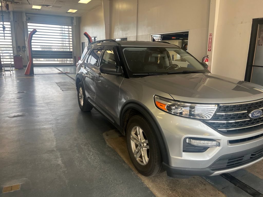 Certified 2021 Ford Explorer XLT w/ Equipment Group 202A AWD/4WD image 1