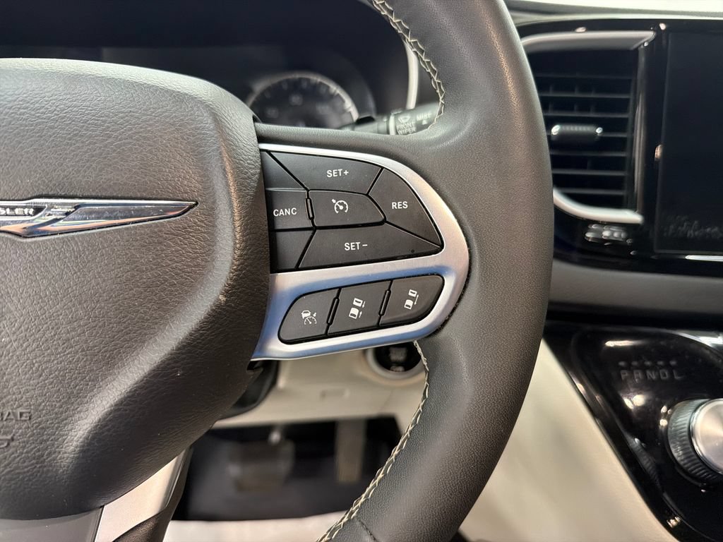 Used 2022 Chrysler Pacifica Touring-L FWD image 21