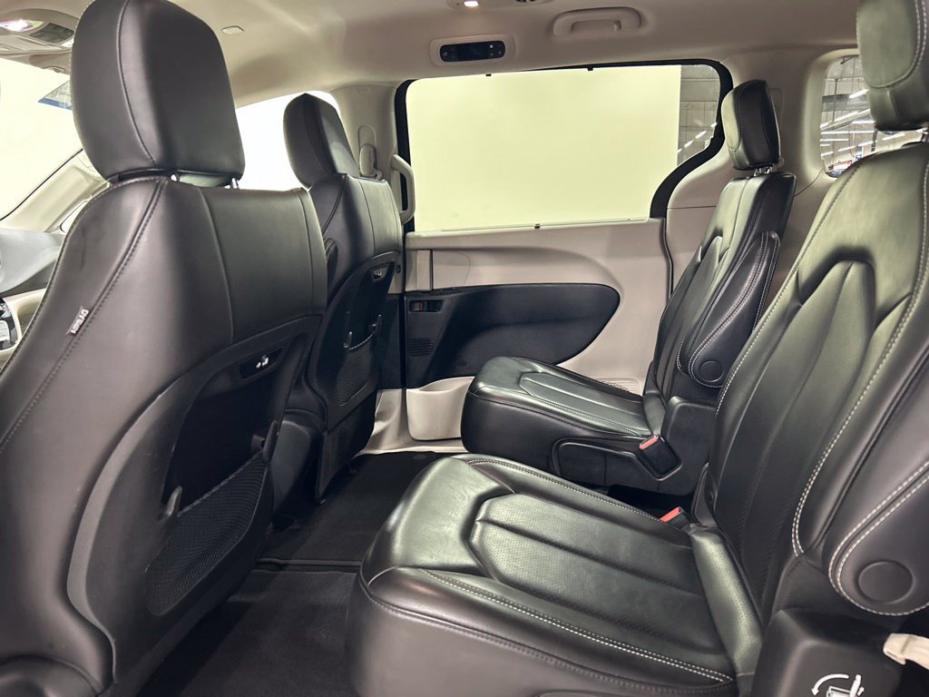 Used 2023 Chrysler Pacifica Touring-L FWD image 24