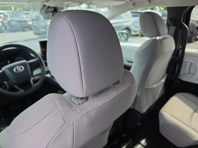 Used 2025 Toyota Sienna LE FWD image 16
