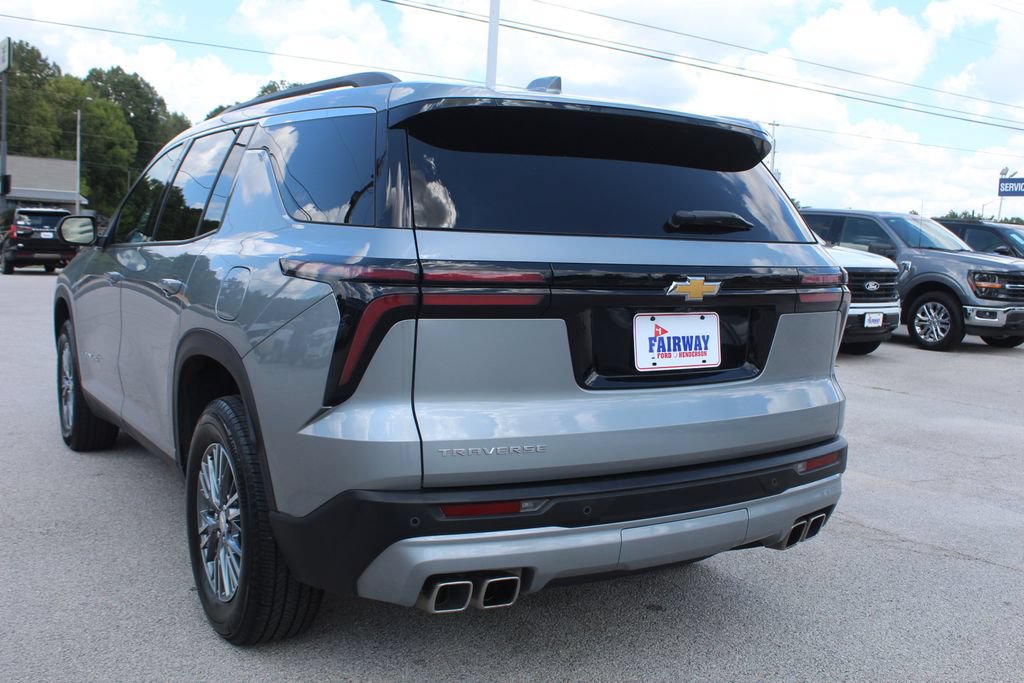 Used 2025 Chevrolet Traverse LT FWD image 9