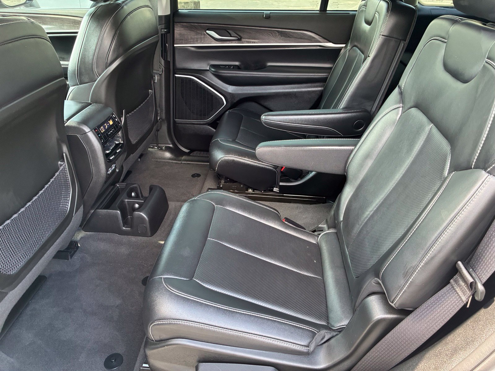 Used 2022 Jeep Grand Cherokee L Limited w/ Luxury Tech Group II RWD image 16