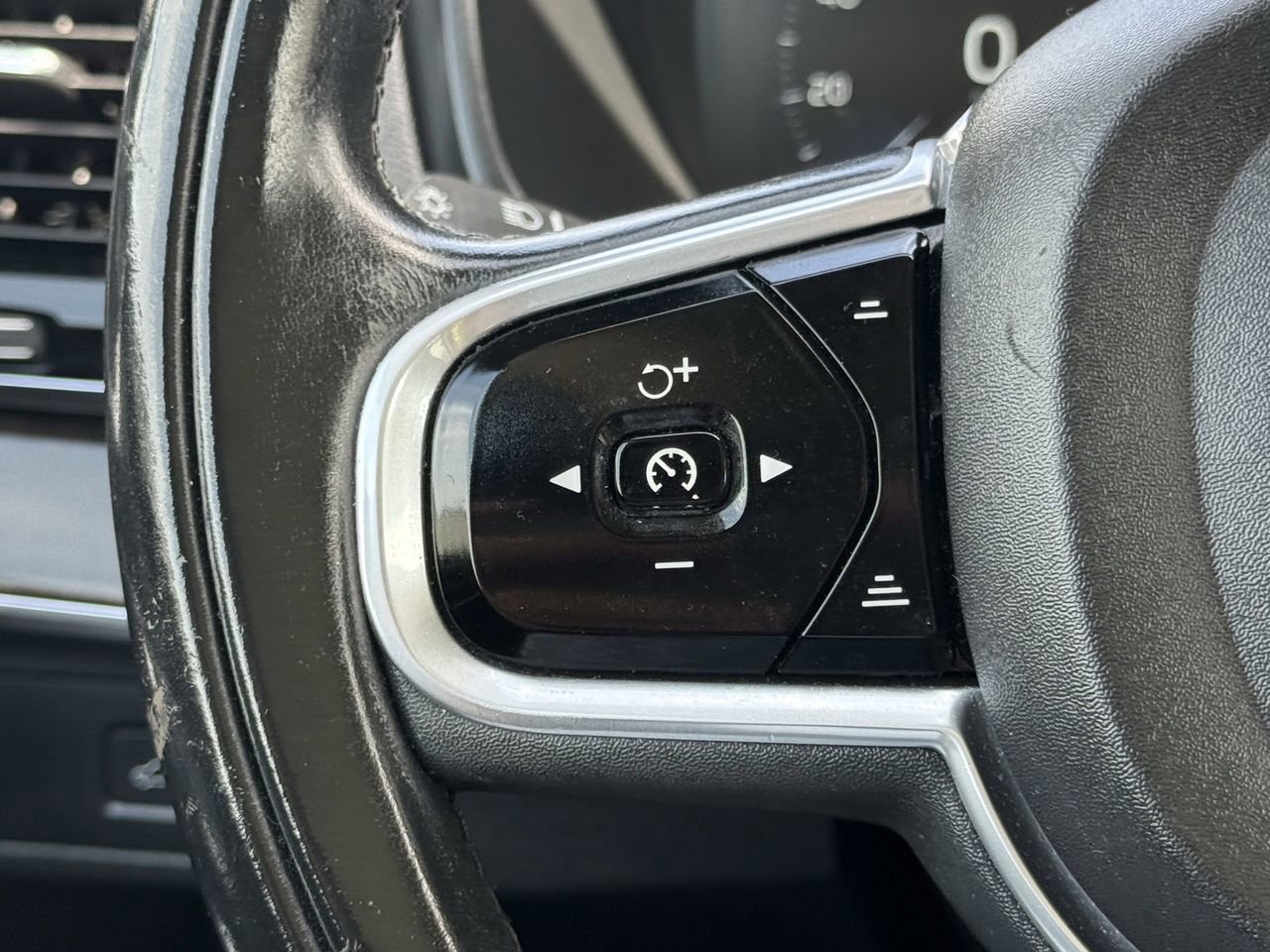 Used 2018 Volvo XC90 T6 Momentum w/ Convenience Package AWD/4WD image 13