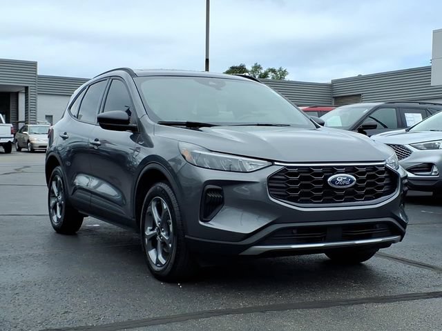 Certified 2025 Ford Escape ST-Line w/ Tech Pack #1 AWD/4WD image 3